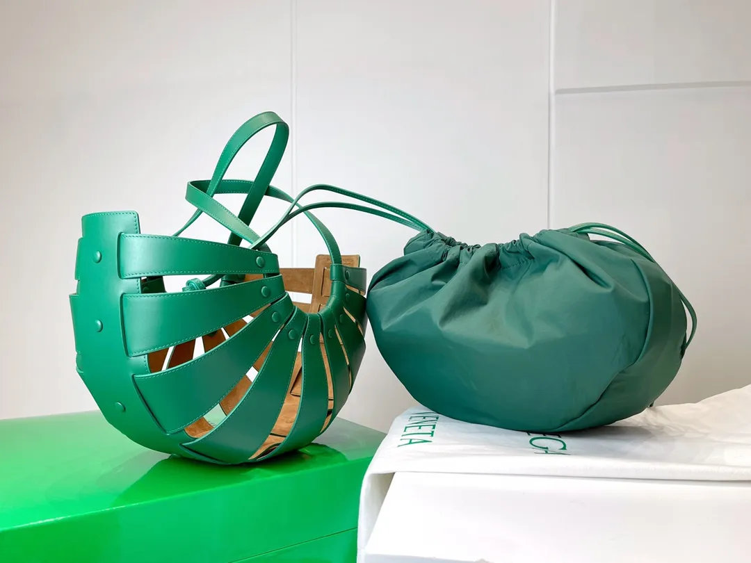 New style for early spring 2021~~~TheShell French calfskin cut shoulder bag, paper nylon drawstring bag, rivet decoration, leather rope buckle, chic and elegant, casual and versatile, eye-catching new design. Small size: 40cm*25cm*12cm